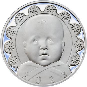 2023 Medailon k narození dítěte - miminko v peřince, Stříbrný medailon k narození dítěte s peřinkou 2023 - 28 mm - 1