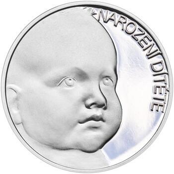 2023 Medailon k narození dítěte - miminko v peřince, Stříbrný medailon k narození dítěte s peřinkou 2023 - 28 mm - 2